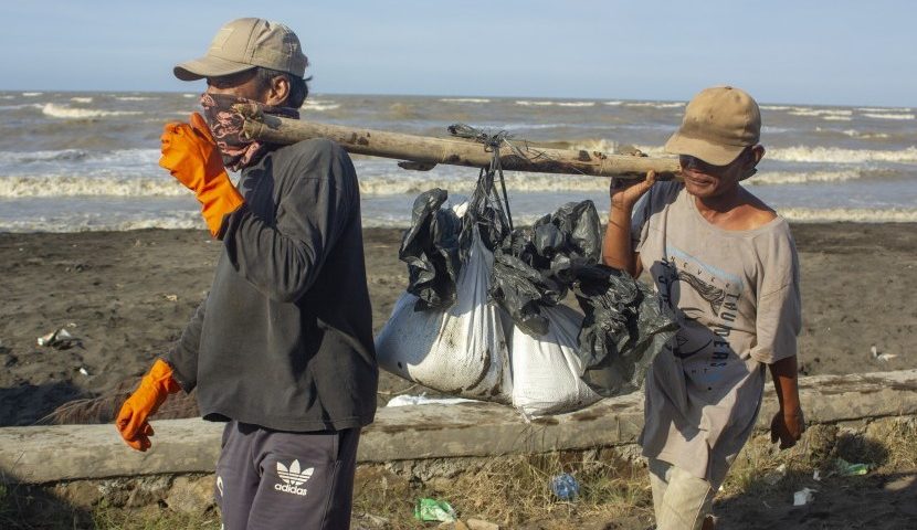 Pantai Karawang Tercemar Minyak Pertamina Sejak 12 Juli